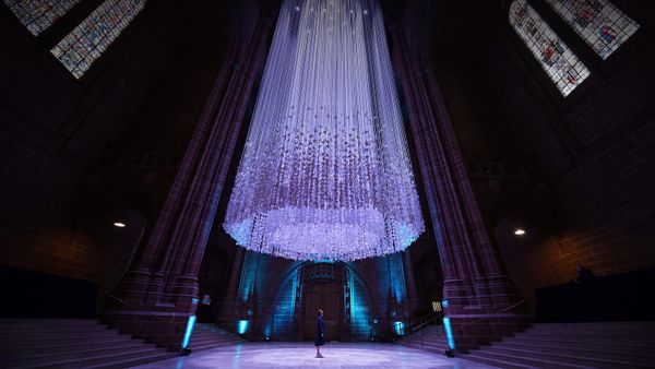 Installazione artistica 'Peace Doves' dell'artista Peter Walker, nella cattedrale di Liverpool, in Inghilterra