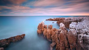Rochers dans la mer au coucher du soleil, au Cap d’Antibes, Provence-Alpes-Côte d’Azur (© Eric Rousset/Getty Images)(Bing France)