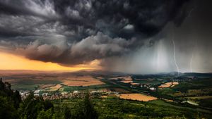 平原に現れた巨大積乱雲, ブルガリア (© Revolu7ion93/Getty Images)(Bing Japan)