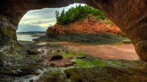 Caves and coastal features at low tide of the Bay of Fundy at St. Martins, New Brunswick, Canada (© Jamie Roach/Shutterstock)(Bing Canada)
