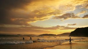 巴西布希奥斯，黄昏时分海岸边的冲浪者 (© Mark Leibowitz/Masterfile)(Bing China)