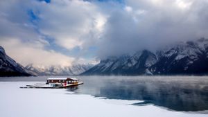明尼万卡湖上的船屋，加拿大阿尔伯塔省班夫国家公园 (© Wayne Simpson/All Canada Photos/Superstock)(Bing China)