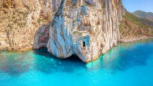 Porto Flavia, Sulcis-Iglesiente, Sardinia, Italy (© Marco Bottigelli/Getty Images)(Bing Canada)