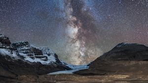 Milky Way over Athabasca Glacier in Jasper National Park, Canada (© Alan Dyer/Getty Images)(Bing Australia)