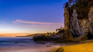 维多利亚海滩边的灯塔，拉古纳海滩，加利福尼亚州 (© Jon Bilous/Shutterstock)(Bing China)