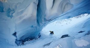 Skieur passant sous une arche de glace près de Chamonix, Haute-Savoie, Rhône-Alpes (© Felix St.Clair-Renard/Plain Picture) &copy; (Bing France)
