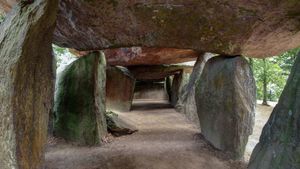 Dolmen, La Roche-Aux-Fées, Bretagne (© Michal Boubin/Getty Images)(Bing France)