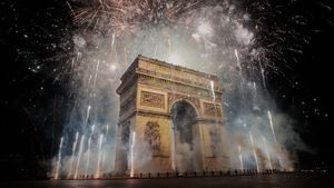 Arc de Triomphe sous les feux d’artifice, Paris (© Kiran Ridley/Getty Images)(Bing France)