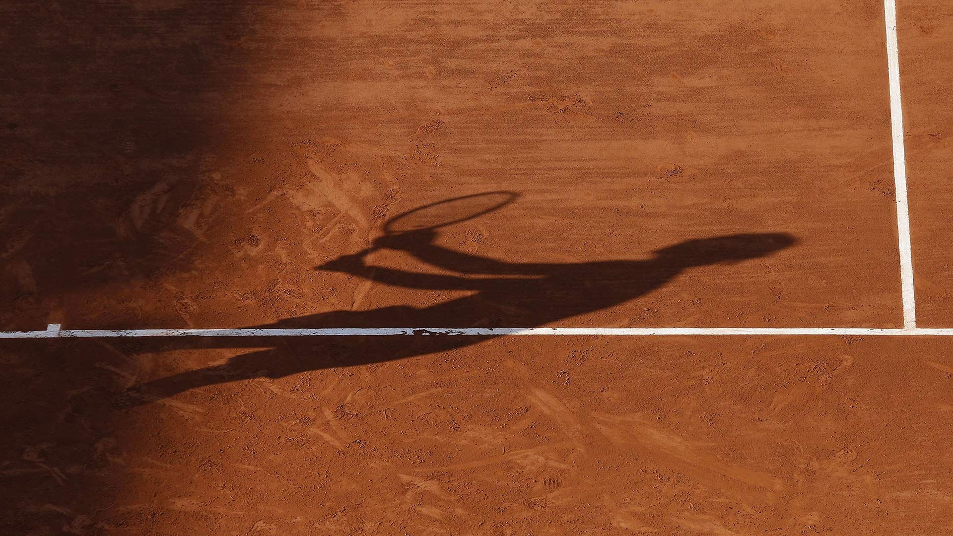 L’ombre de Rafael Nadal sur la terre battue de Roland-Garros, Bois de Boulogne, Paris, France