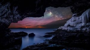 从缅因州巴港附近的海岸看到的银河 (© Adam Woodworth/Aurora Photos)(Bing China)