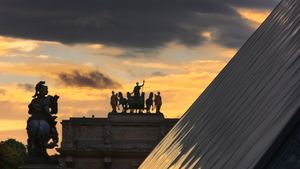 カルーゼル凱旋門とルーヴル・ピラミッド, フランス パリ (© Jon Hicks/Getty Images)(Bing Japan)