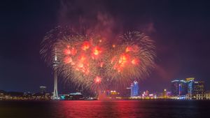 【今日七夕】红色的心形烟火，中国澳门（© coolbiere photograph/Getty Images）(Bing China)