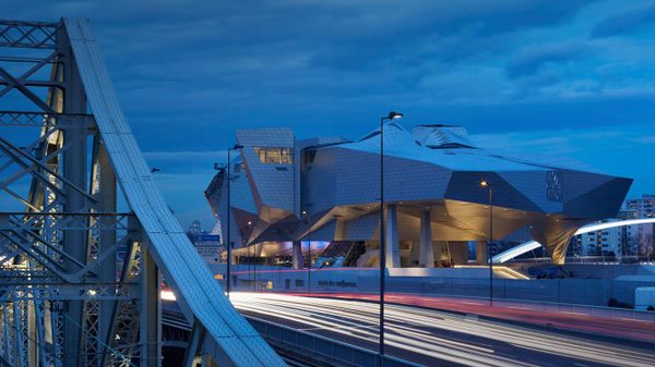 Vue crépusculaire du Musée des Confluences, Lyon, Rhône-Alpes