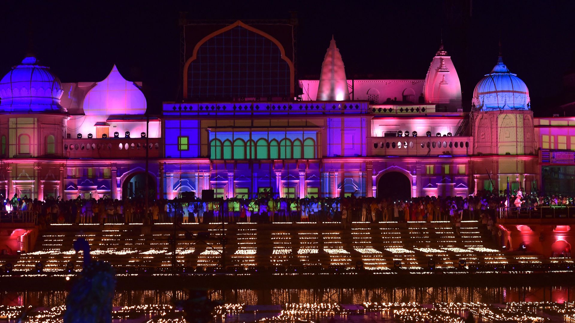 Lampade sulle rive del fiume Sarayu durante il Diwali, Ayodhya, India