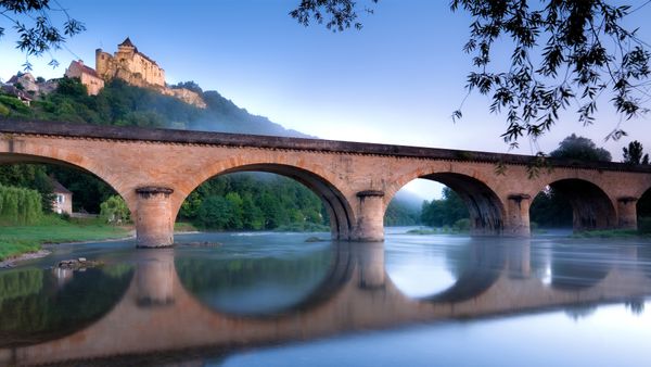 Château de Castelnaud overlooking the river Dordogne, France