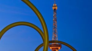 Berliner Funkturm mit Spirale bei Nacht (© Ina Penning/Panther Media/Age Fotostock)(Bing Deutschland)
