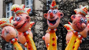 Pappfiguren auf einem Karnevalswagen beim Rosenmontagszug in Düsseldorf, Nordrhein-Westfalen, Deutschland (© Karl F. Schöfmann/imageBROKER/Age Fotostock)(Bing Deutschland)