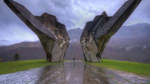 波斯尼亚和黑塞哥维那，苏捷什卡国家公园，二战纪念碑 (© Brendan van Son/Tandem Stills & Motion)(Bing China)