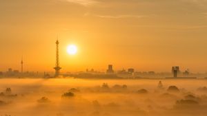 Berliner Skyline mit Funkturm bei Sonnenaufgang (© Zoonar GmbH/Alamy Stock Photo)(Bing Deutschland)