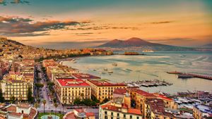 Looking over the Gulf of Naples towards Mount Vesuvius, Italy (© ezypix/Getty Images)(Bing Canada)