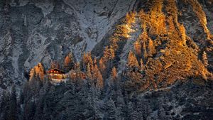 巴伐利亚阿尔卑斯山脉中的米滕瓦尔德小屋，德国 (© Sebastian Frölich/Offset by Shutterstock)(Bing China)