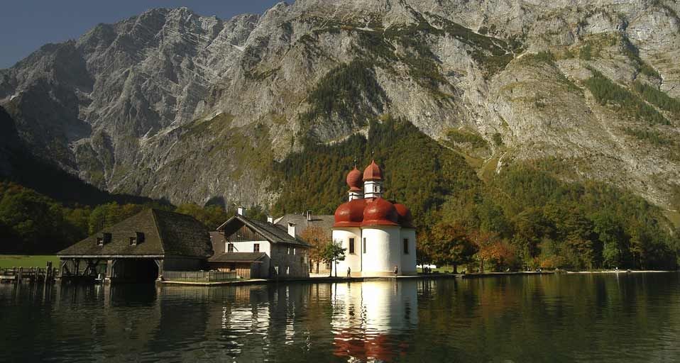 Die Wallfahrtskirche St. Bartholomä  am Königssee – im Hintergrund der Watzmann