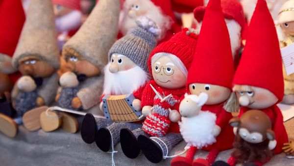 Gnomi fatti a mano in un mercatino di Natale