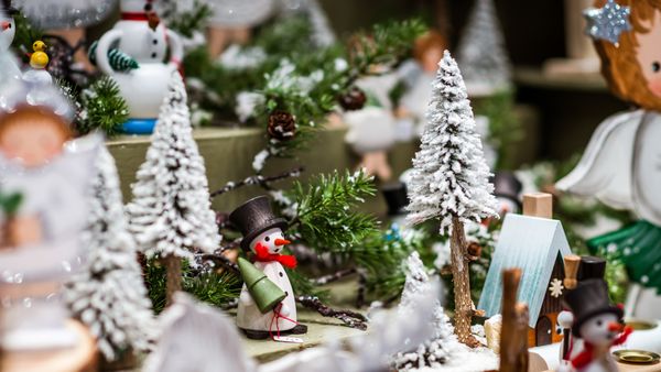 Décorations artisanales d’un marché de Noël