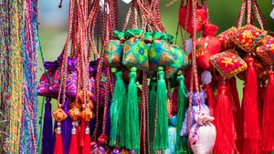 用彩色丝线串成的香囊，端午节前夕的庙会上，吉林省吉林市，中国 (© Visual China Group/Getty Images)(Bing China)