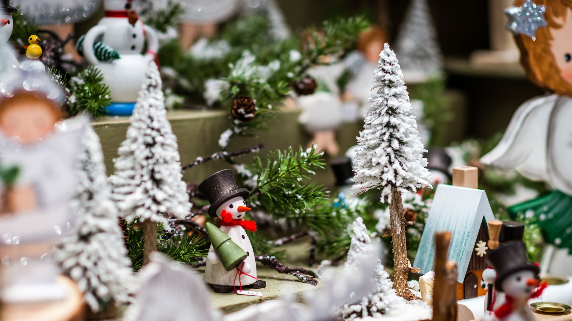 Décorations artisanales d’un marché de Noël