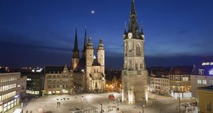 Marienkirche und Roter Turm bei Nachtbeleuchtung, Halle (Saale), Deutschland (© Bernd Rohrschneider/age fotostock/Getty Images) &copy; (Bing Germany)