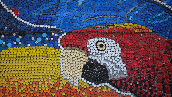 Murale creato con tappi di bottiglia di Oscar Olivares a Guatire, Venezuela