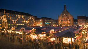 德国巴伐利亚，纽伦堡圣诞市场全景 (© Eye Ubiquitous/Superstock)(Bing China)