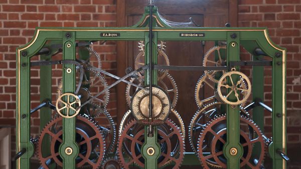 Altes Uhrwerk der Kirchturmuhr (1910 bis 1978) in der St. Michaeliskirche, Lüneburg, Niedersachsen, Deutschland