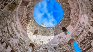 ｢ディオクレティアヌス宮殿の前庭｣クロアチア, スプリト (© Dreamer4787/Shutterstock)(Bing Japan)