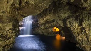 ｢スムー洞窟｣イギリス, スコットランド (© GS/Gallery Stock)(Bing Japan)