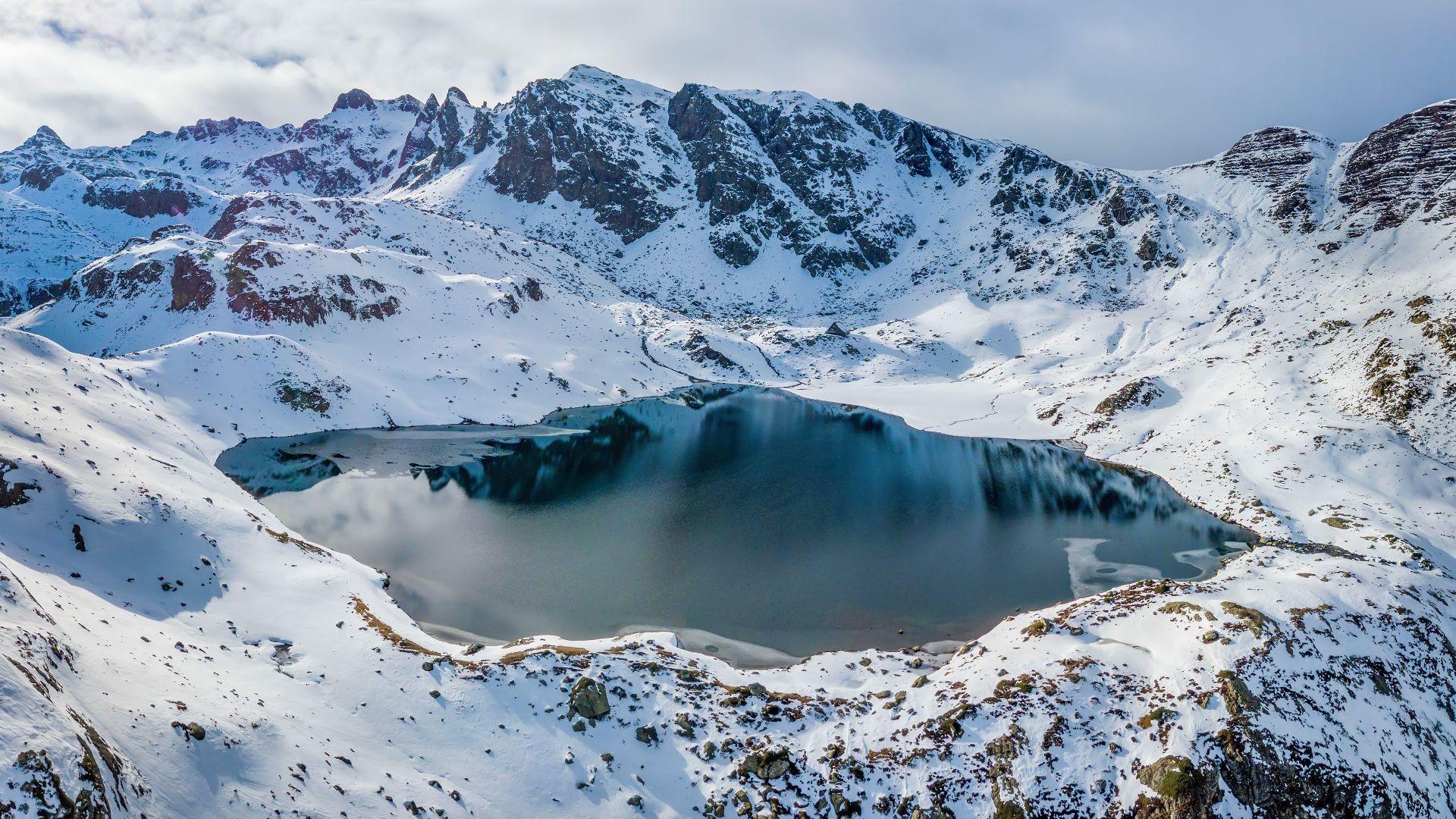 Le Lac Gentau enneigé, Pyrénées Atlantiques