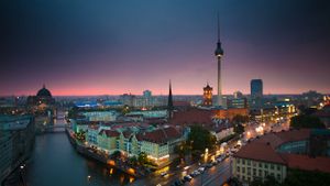 德国柏林夜晚天际线的微速摄影 (© Schroptschop/Getty Images)(Bing China)