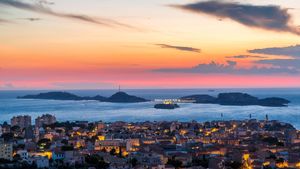 Vista dal castello d’IF del porto di Marsiglia, Francia (© Sergii Figurnyi/Alamy)(Bing Italia)