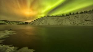 Aurora borealis light up the night sky over the Yukon River in the Yukon (© Robert Postma/All Canada Photos/Getty Images)(Bing Canada)