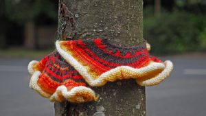"Yarn bombing" ou tricot urbain, village de Gurnard, Ile de Wight, Angleterre (© Kuki Waterstone/Alamy)(Bing France)