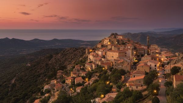 Lumière du soir sur le village de Speloncato, Corse