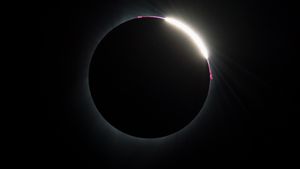 Total solar eclipse photographed from Madras, Oregon on August 21, 2017 (© NASA/Aubrey Gemignani)(Bing Canada)