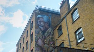 A giant portrait of Nelson Mandela on a wall in Camden, London. (© NurPhoto/Contributor/Getty Images)(Bing United Kingdom)