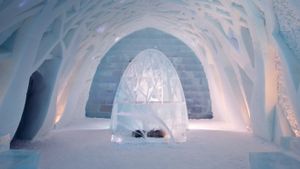 Entrance foyer inside the Ice Hotel in Kiruna, Sweden (© David Clapp/Getty Images)(Bing Australia)
