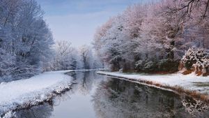 Le Canal de Berry après une chute de neige, Loir-et-Cher, Centre (© robertharding/Alamy Stock Photo)(Bing France)