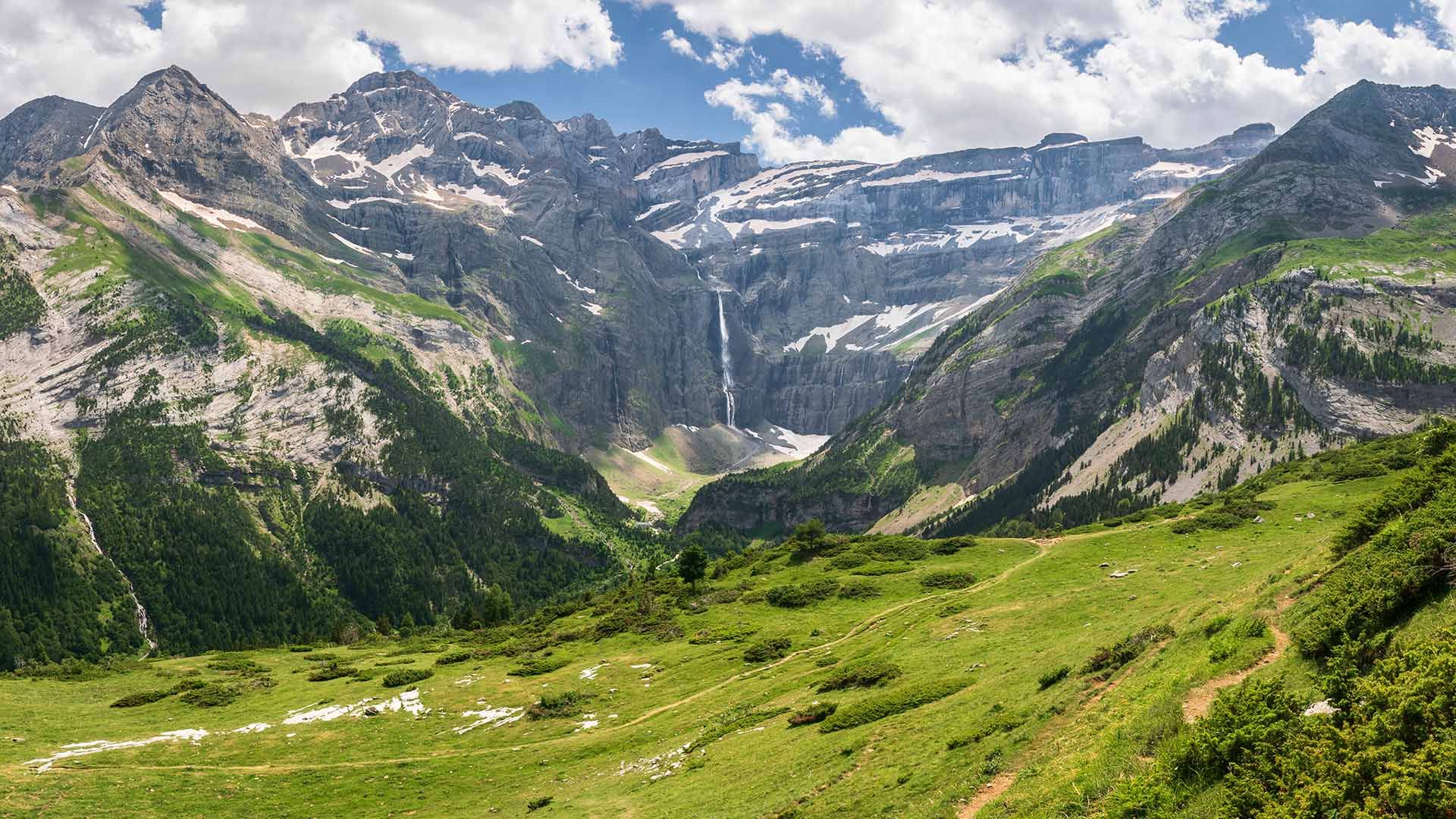 Vue panoramique de la cascade de Gavarnie dans les Pyrénées françaises