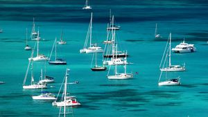 Bateaux dans la baie de Marigot, Terre-de-Haut, archipel des Saintes, Guadeloupe (© Tan Yilmaz/Getty Images)(Bing France)