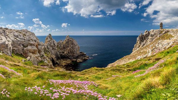Pointe de Pen-Hir et le monument aux Bretons de la France libre sur la presqu’ile de Crozon, Bretagne