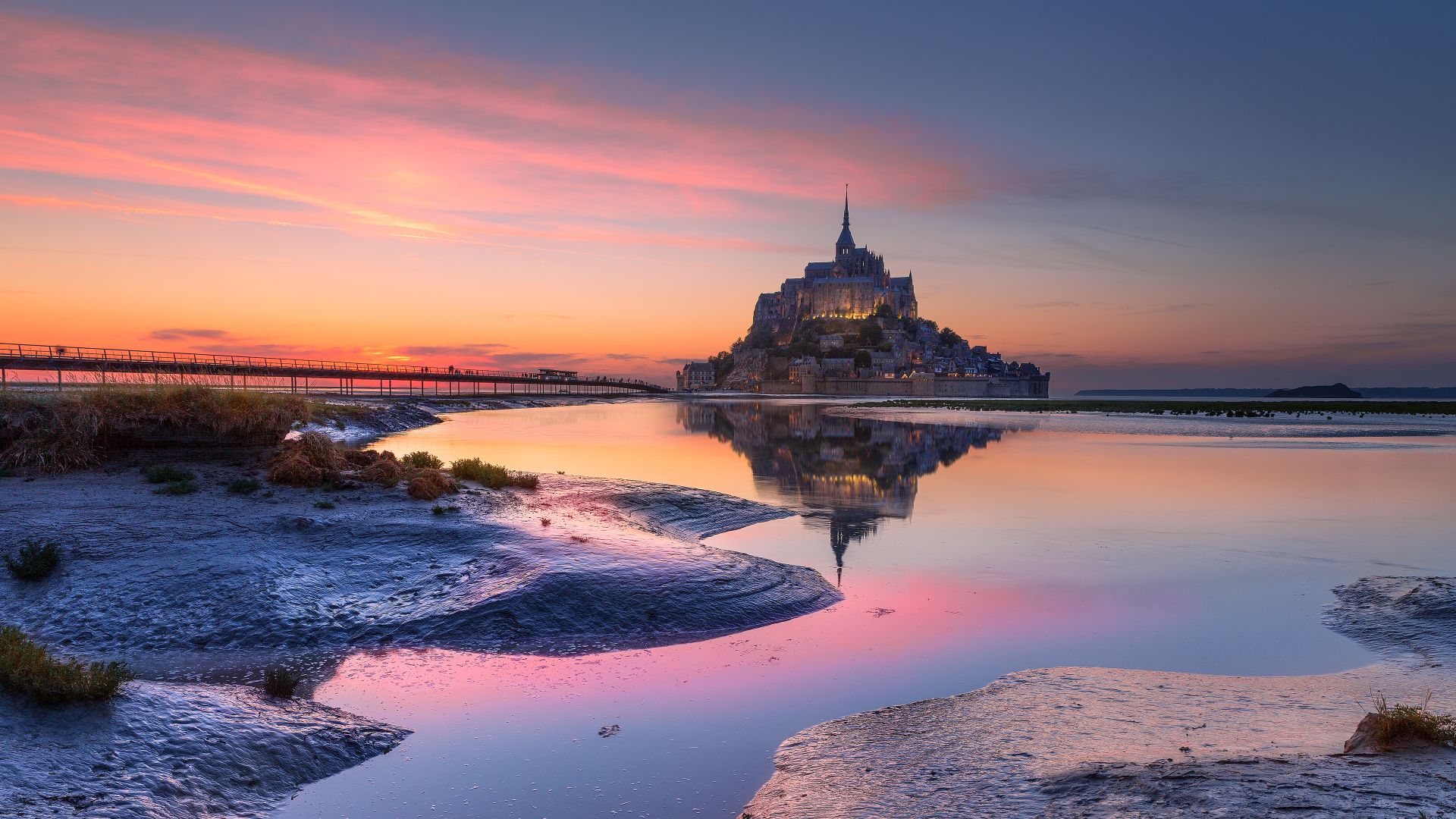 Abbaye du Mont Saint-Michel au crépuscule, Manche, Normandie